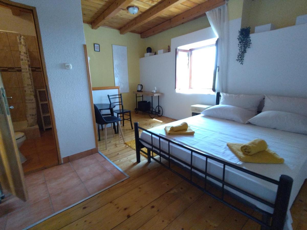 Apartments Elena & Damir Вис Екстериор снимка