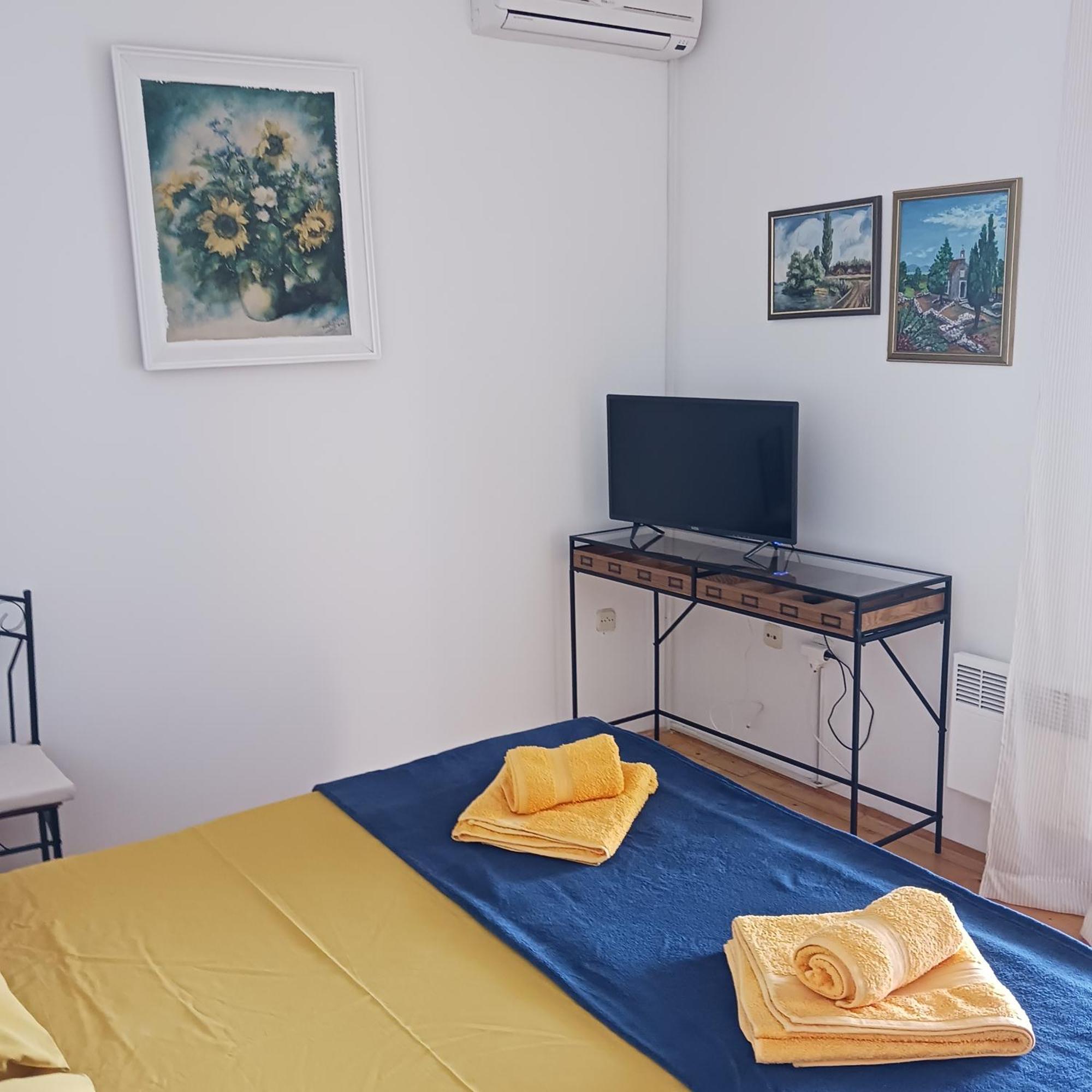 Apartments Elena & Damir Вис Екстериор снимка