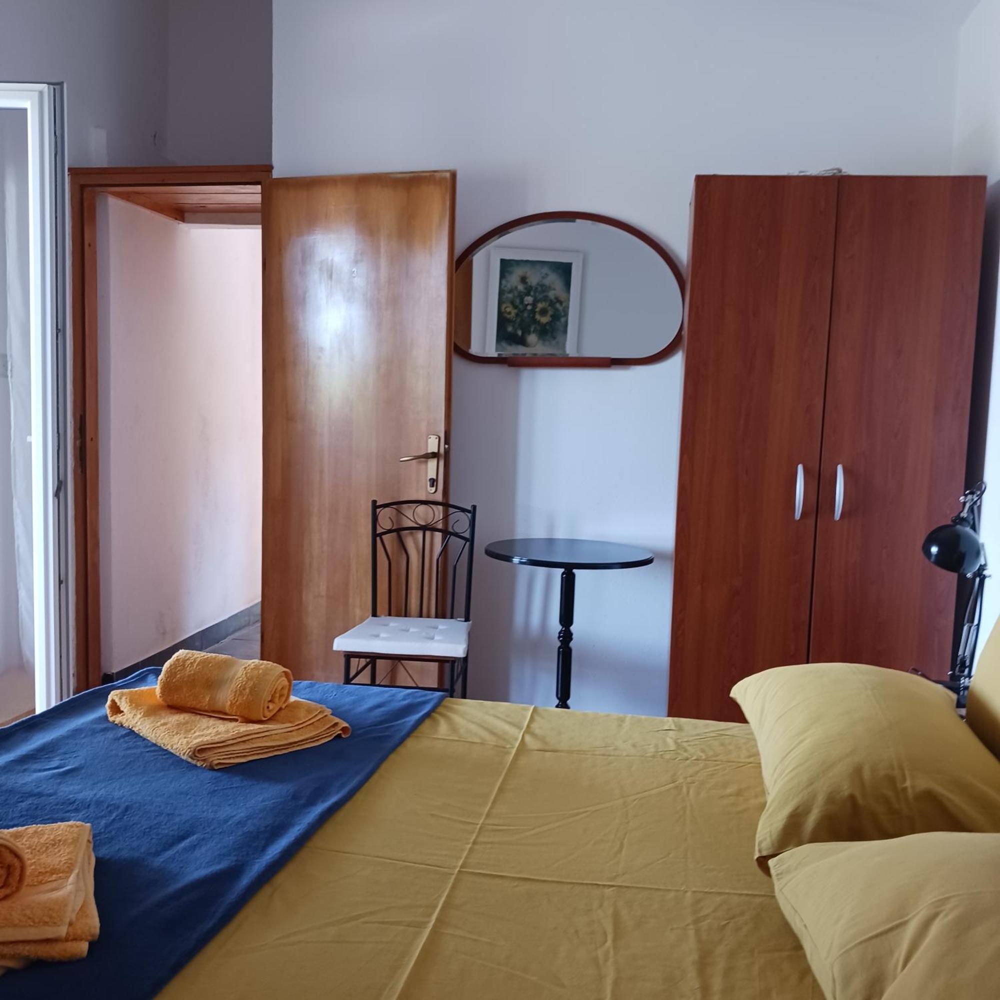 Apartments Elena & Damir Вис Екстериор снимка