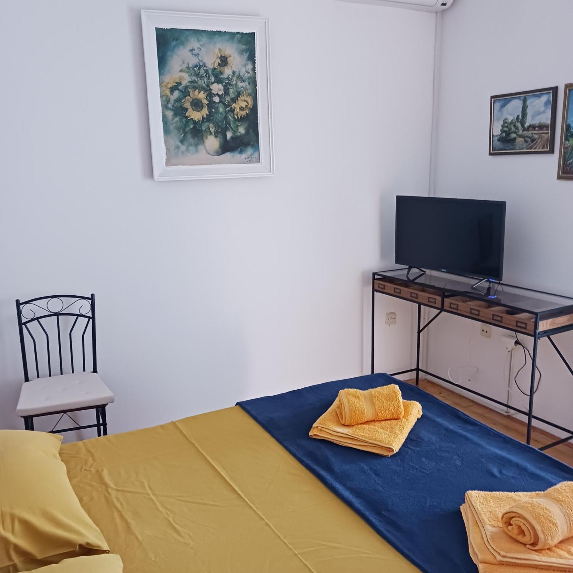 Apartments Elena & Damir Вис Екстериор снимка